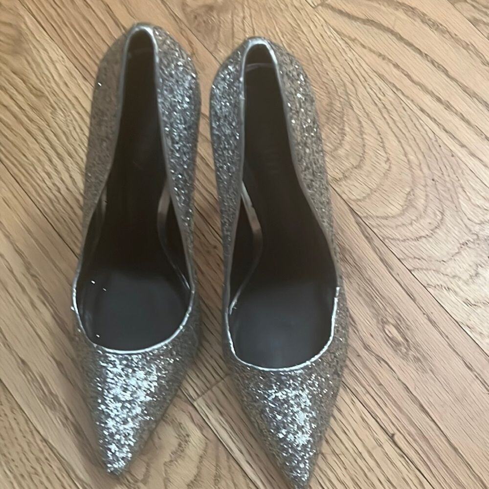 NWOT SCHUTZ SILVERโPUMPS SIZE 8 Bโ